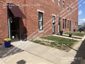 Building Photo - 609 Central St