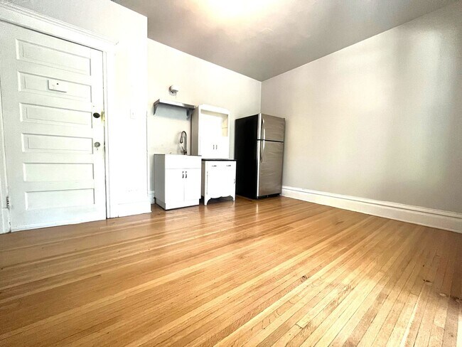 Building Photo - Charming Studio in Awesome University Loca...