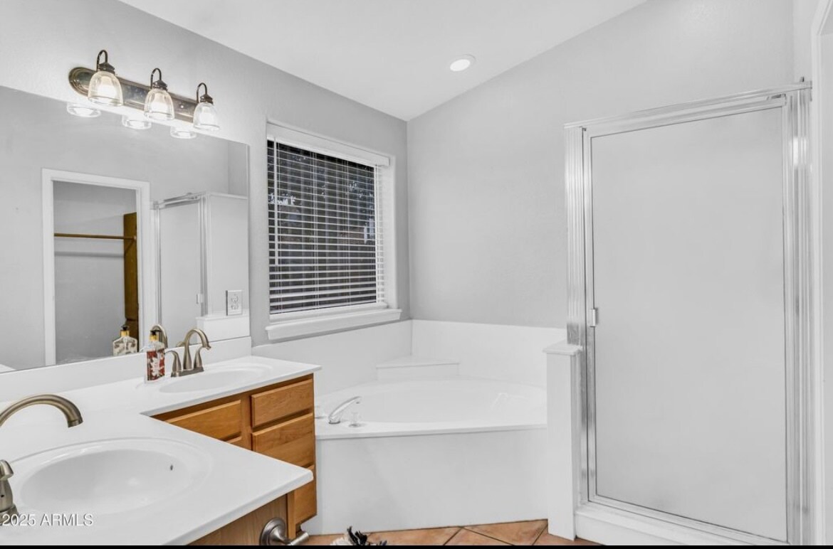 Building Photo - 15482 S Sequoia Cir