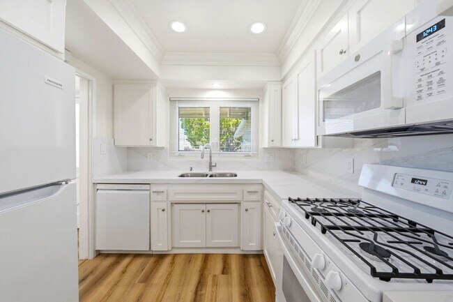 Building Photo - Beautifully Updated 3 Bedroom Home in Desired Costa Mesa Location