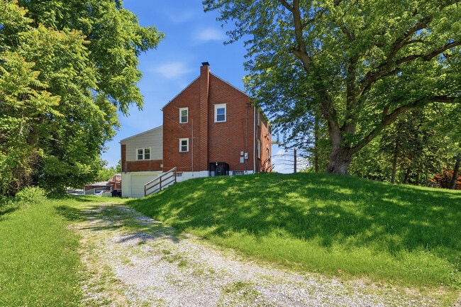 Building Photo - 624 Elm Dr