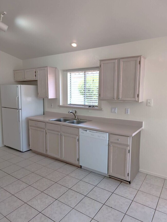 Building Photo - AVAILABLE NOW IN CLEMENTE RANCH!!!!