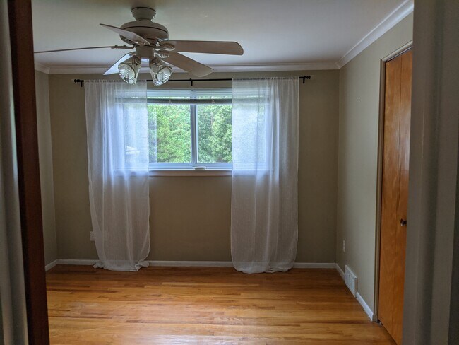 Building Photo - 812 N Mansfield St