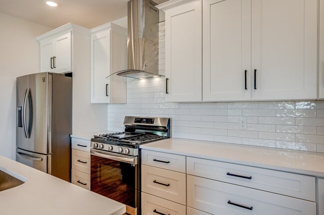 Building Photo - Stunning 4-Bedroom Nashville Home with Granite Countertops, Hardwood Floors, and Fireplace!