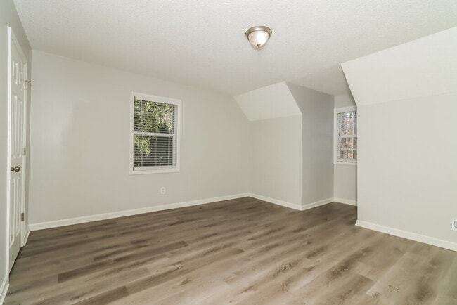 Building Photo - 565 Bells Ferry Pl