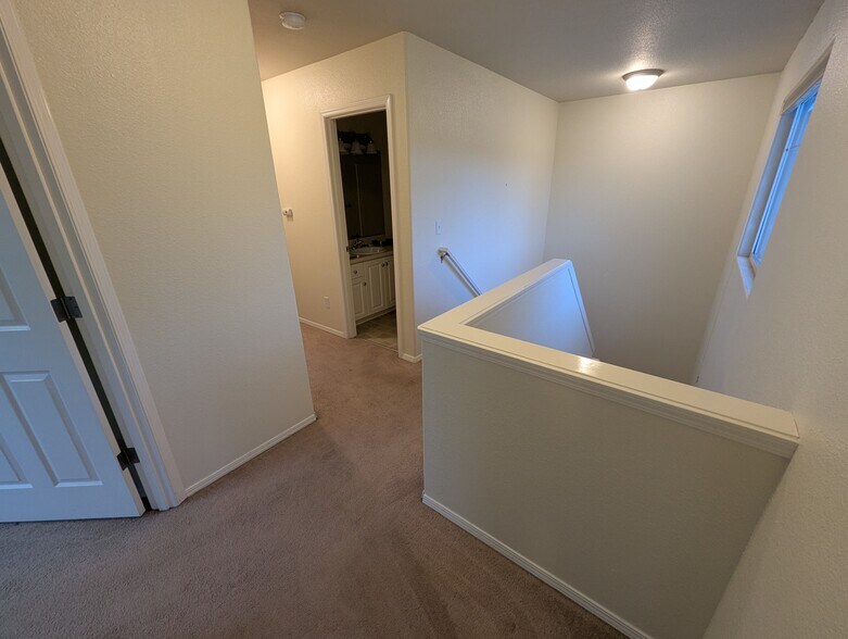 Building Photo - 3144 SE Sternwheeler Dr