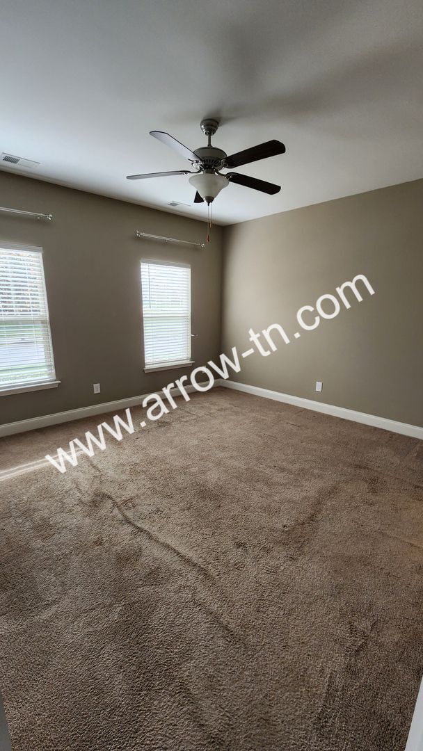 Building Photo - Fantastic End Unit Townhome in Franklin!
