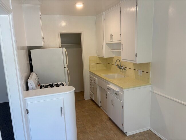 Building Photo - 1005 N Sweetzer Ave