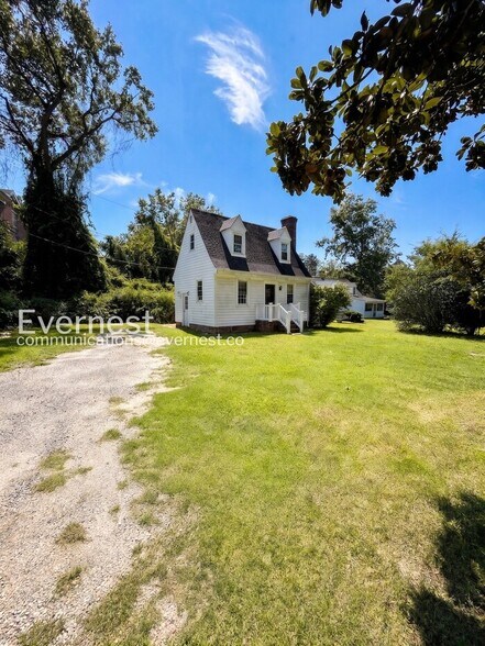 Building Photo - 111 Woods Dr