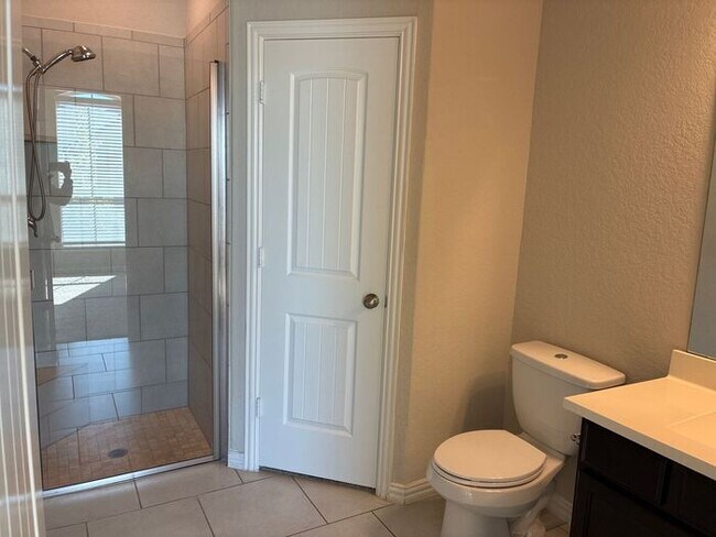 Building Photo - !! MOVE IN SPECIAL: Get 50% OFF!! 4BR/3BA House • In-Unit W/D • Attached Garage  • Backyard in Sa...