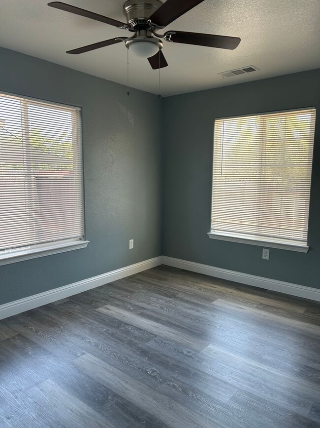 Building Photo - 3 Bedroom 2 bath home available