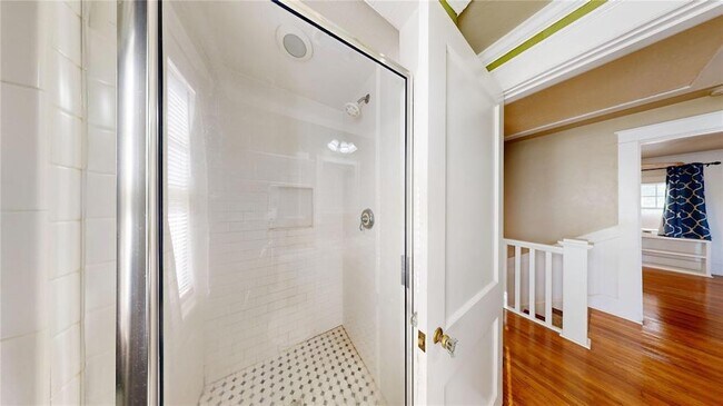 Building Photo - 609 N Ash St