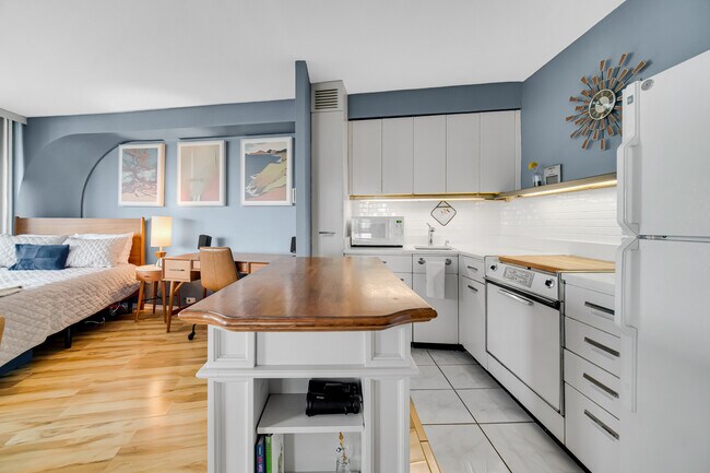 Building Photo - 300 N State St