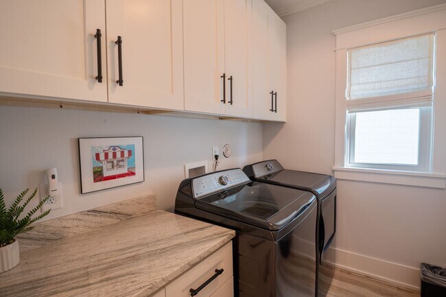 Building Photo - OFF-SEASON FURNISHED BEACH HOUSE AVAILABLE FOR MONTHLY RENTAL