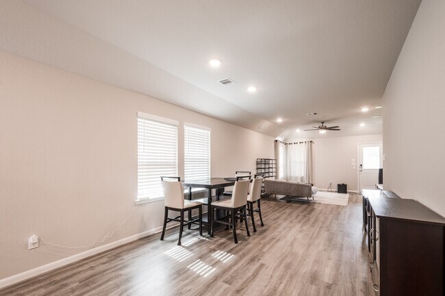 Building Photo - 5003 Bluebird Song Ln