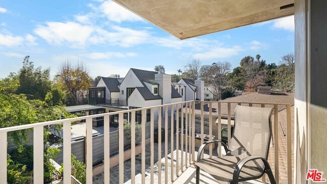 Building Photo - 116 S Glenroy Ave