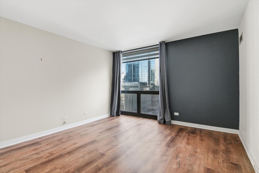 Building Photo - 70 W Huron St