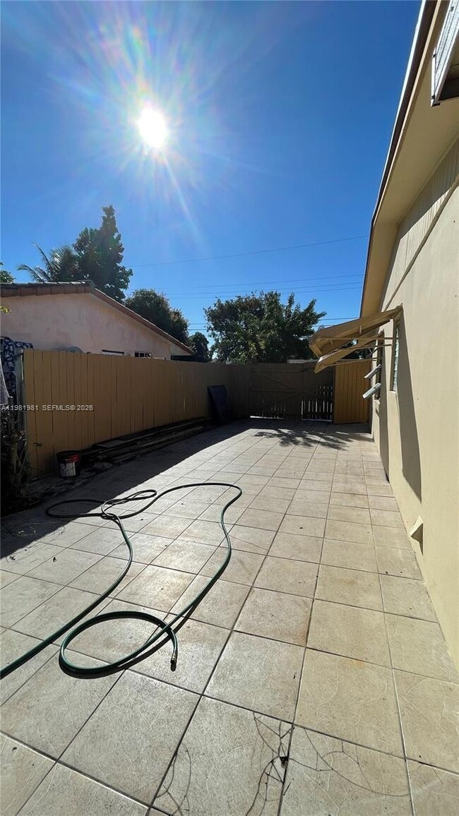 Building Photo - 621 NW 38th Pl