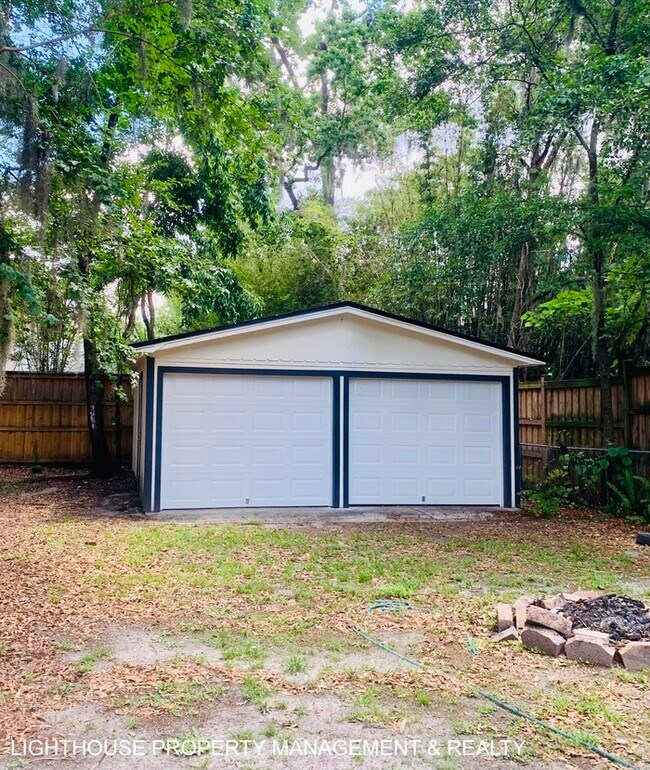 Building Photo - Cozy 3 Bed/1.5 Bath Home with Detached Gar...
