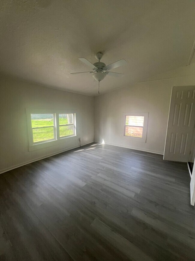 Building Photo - Section 8 Accepted