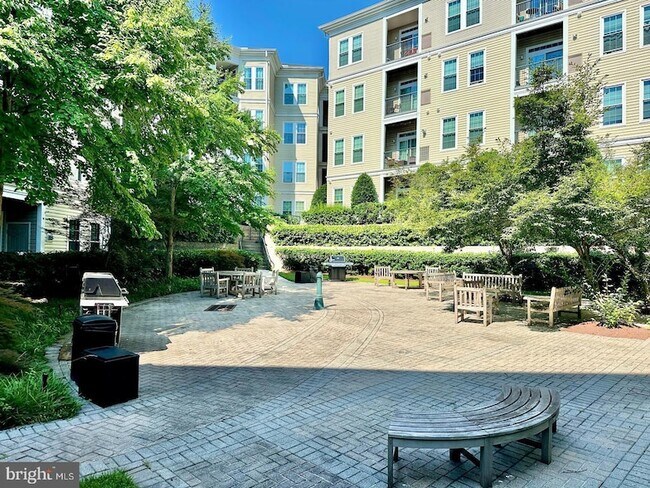 Building Photo - 2465 Army Navy Dr