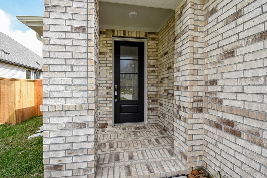 covered front entry way, glass inserts in door - 6714 Iron Clover Dr