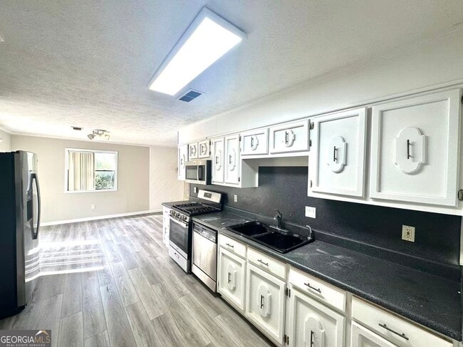 Building Photo - 100 Lakeview Ln