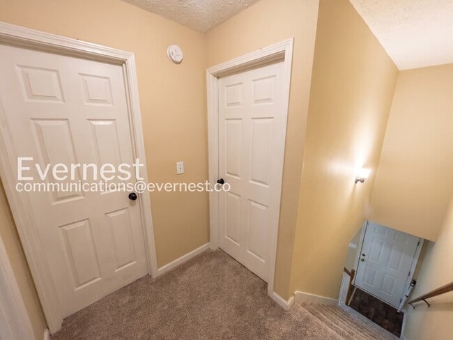 Building Photo - 2-Bed/1.5-Bath Town Home/Available Now!