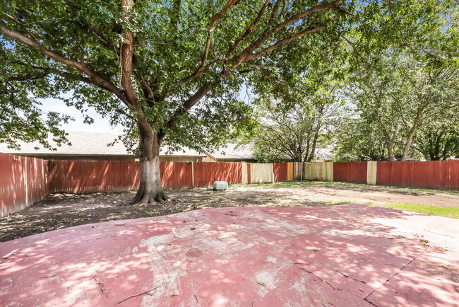 Building Photo - 3400 Meadowmoor St