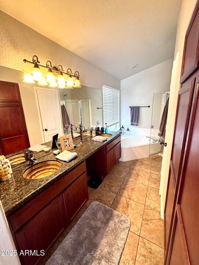 Building Photo - 4027 E Rancho Del Oro Dr
