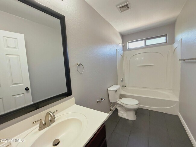 Building Photo - 2528 E Meadow Creek Way