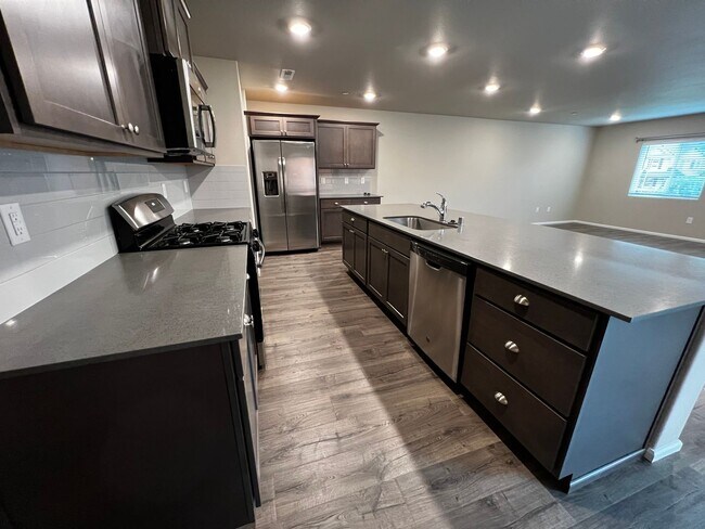 Building Photo - 4 Bed DuPont Townhome for Rent