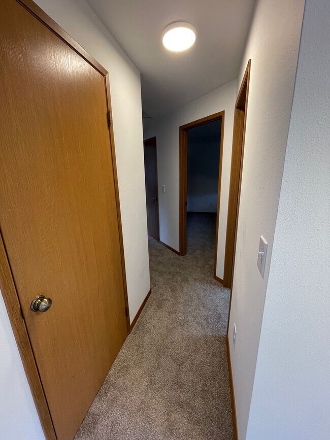 Building Photo - Huswick4