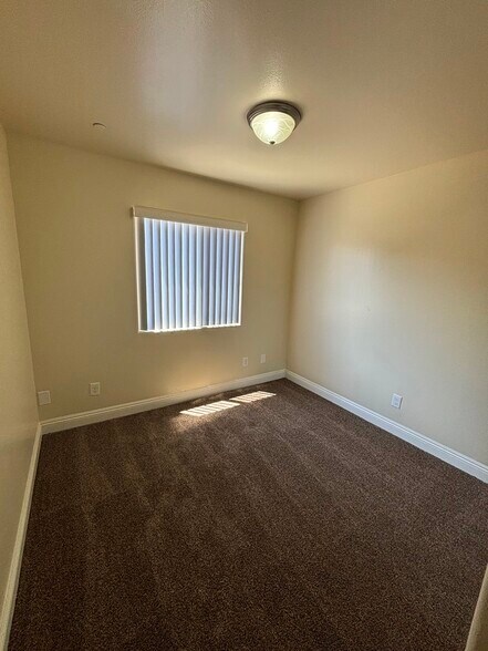 Building Photo - 204 W 78th St