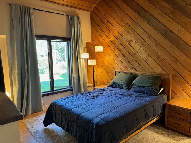 Building Photo - Spacious Snowcreek III Condo – Winter Rental