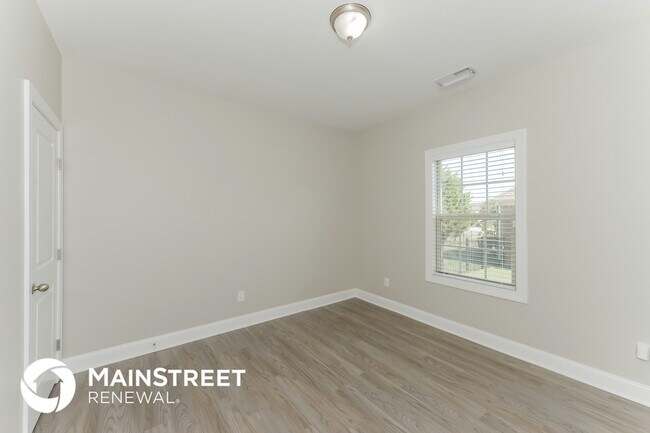 Building Photo - 3024 Honeysuckle Dr