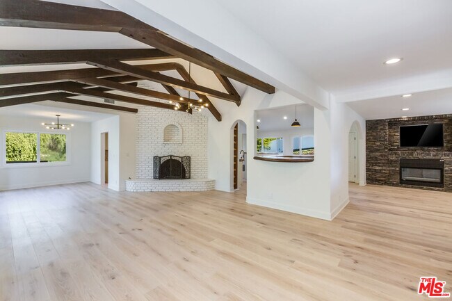 Building Photo - 835 Camino Santos Reyes