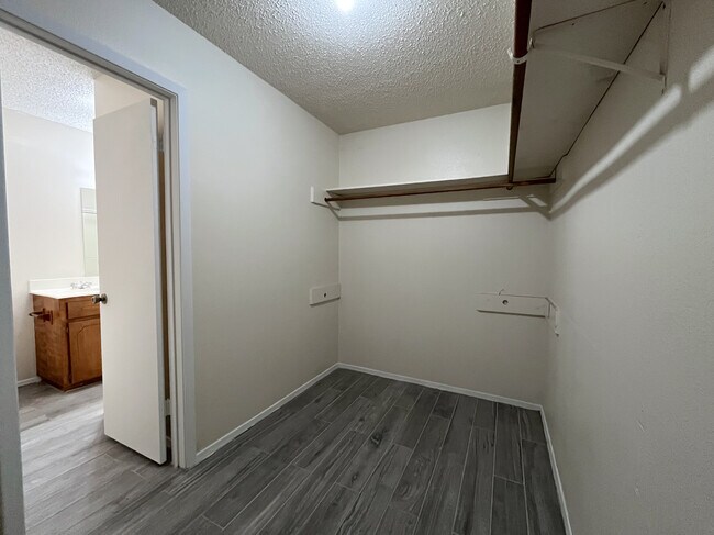 Building Photo - 408 Briar Square