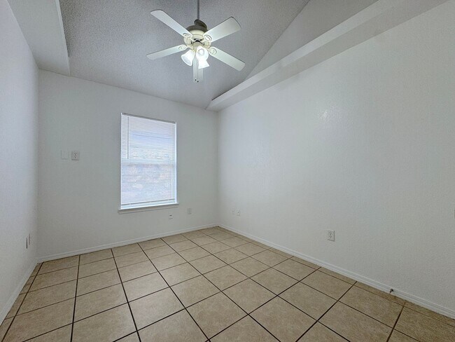 Building Photo - East El Paso 4bed/2bath All Tile Flooring!