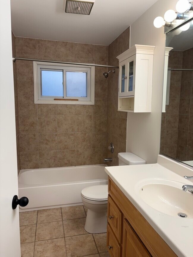 Building Photo - 883 S York St