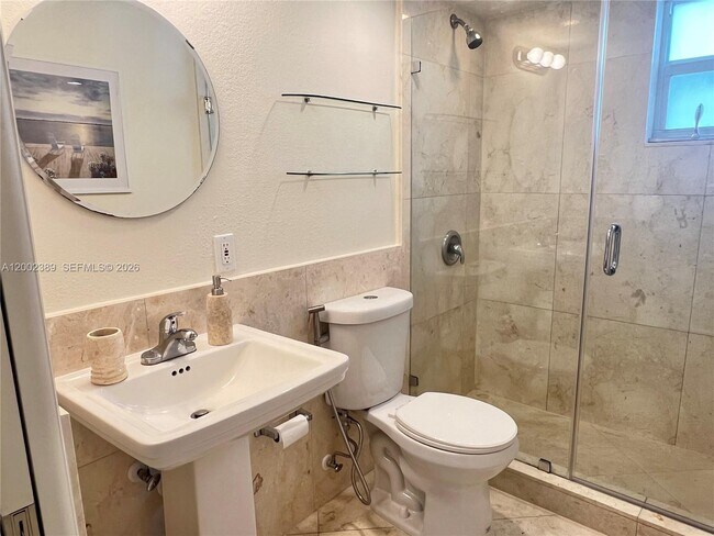 Building Photo - 1750 James Ave