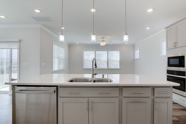 Building Photo - Light & Bright 4BR 3BA house in Tryon, Wak...