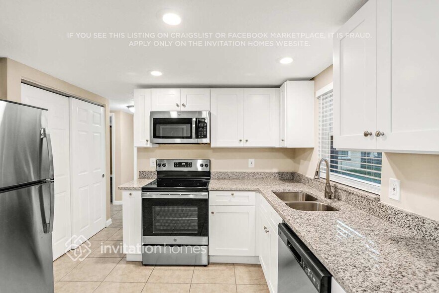 Building Photo - 9900 Lakeside Ln