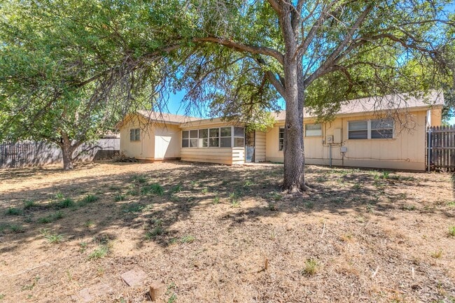 Building Photo - PAY NO SECURITY DEPOSIT! Spacious 3-bedroo...