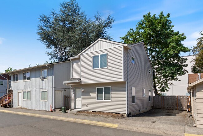 Building Photo - 3Bed/1.5 Bath House available