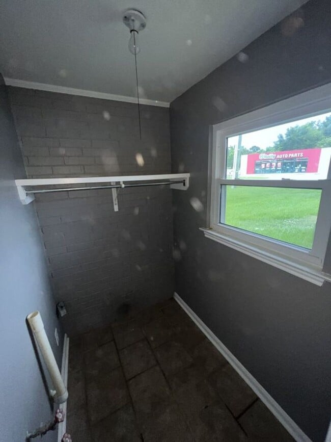 Building Photo - Newly renovated! 2 bedroom 1 bath townhous...