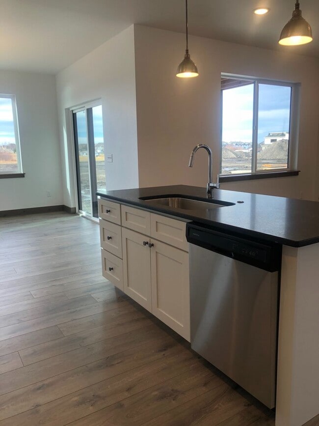 Building Photo - Two Story Town-Home! 3 Bedroom/ 2.5 Bath + 2nd Living Room! Oversized Rooms