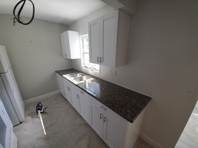 Building Photo - 7035 Cedarhurst Dr