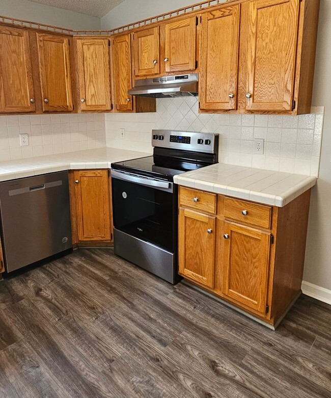 Building Photo - Spacious 2-Bed, 2-Bath Home with Modern Co...