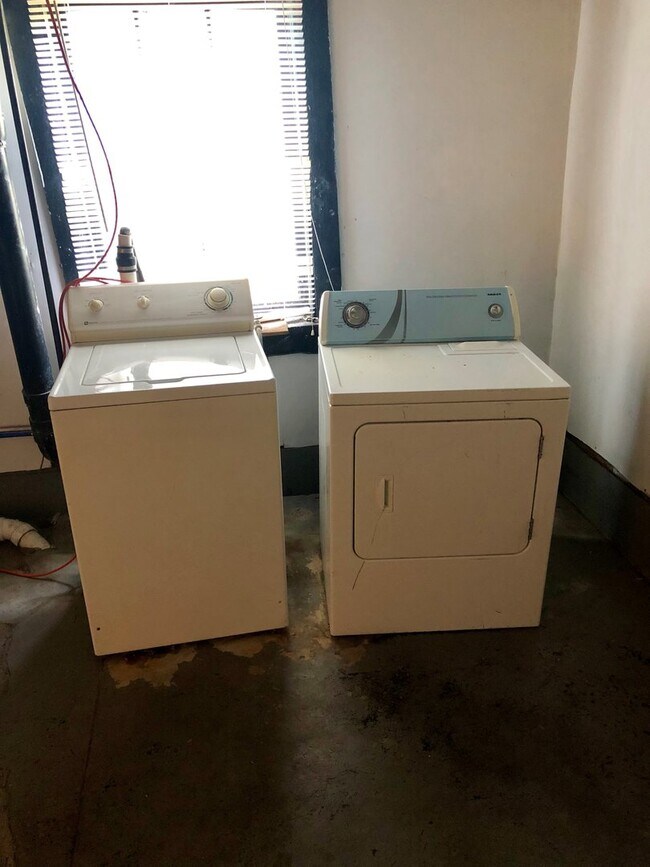 Building Photo - Spacious 3BD, 2 Story Home, Two Full Baths, & Driveway! Backyard Too